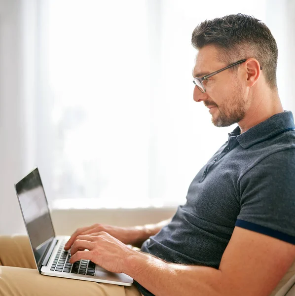 Typing New Blogpost Man Using His Laptop Home — Stock Photo, Image