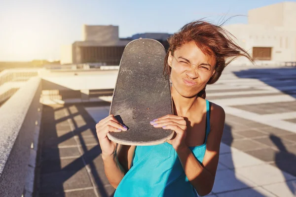 Sono Mia Biografia Una Giovane Donna Che Tiene Suo Skateboard — Foto Stock