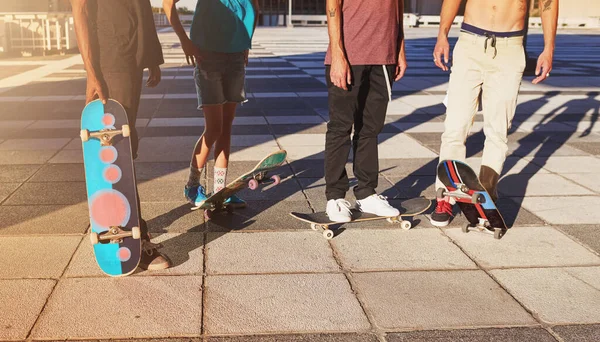 スケートボードがやった 一緒に立っているスケーターのグループは — ストック写真