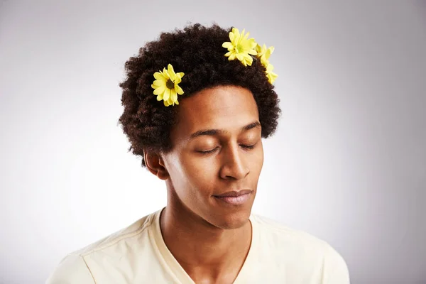 Egyet Természettel Egy Fiatal Férfi Virágokkal Hajában Szürke Háttérrel — Stock Fotó