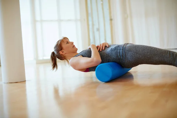 Çekirdek Kaslarını Güçlendiriyor Yoga Yaparken Köpük Egzersizi Yapan Bir Kadın — Stok fotoğraf