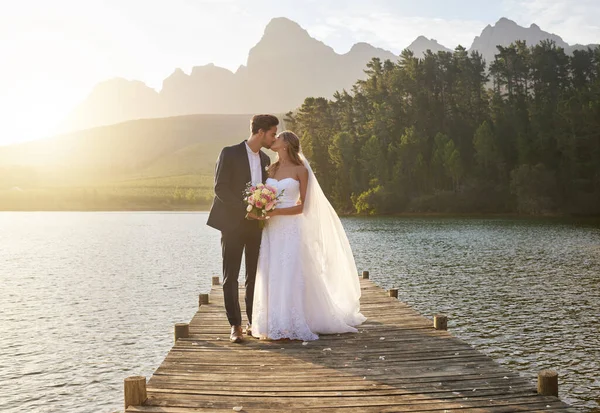 Beso Romántico Una Pareja Casada Muelle Sobre Lago Naturaleza Con — Foto de Stock
