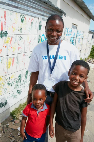 Tek Ihtiyaçları Olan Sevgimiz Ilgimiz Gönüllü Bir Işçi Iki Genç — Stok fotoğraf