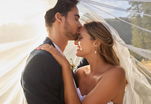 Par Bröllop Och Panna Kyss Med Slöja För Kärlek Medkänsla — Stockfoto