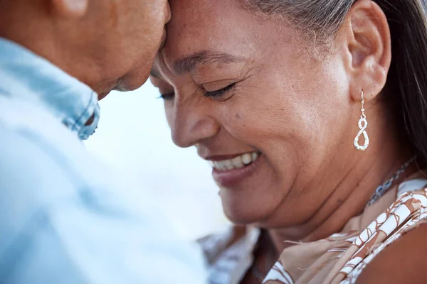 Starsi Para Całują Się Kochają Szczęśliwi Razem Pokojem Zaufaniem Romantycznym — Zdjęcie stockowe