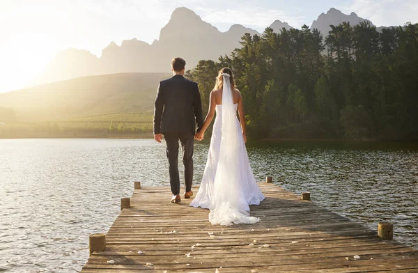 Amor Casamento Parte Trás Casal Por Lago Colagem Mãos Dadas — Fotografia de Stock