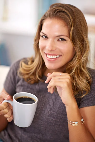 家确实是最舒适的地方 一个在家里喝咖啡的年轻女人 — 图库照片