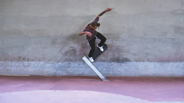 考えるのをやめ 始めなさい スケートパークでスケートボードのトリックをやっている若い男が — ストック写真
