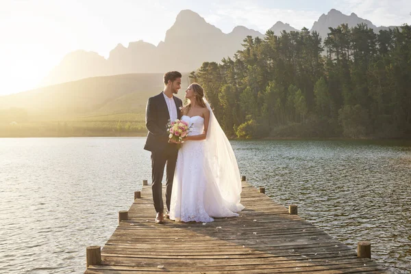 Amor Casado Romance Com Uma Noiva Noivo Cais Sobre Lago — Fotografia de Stock