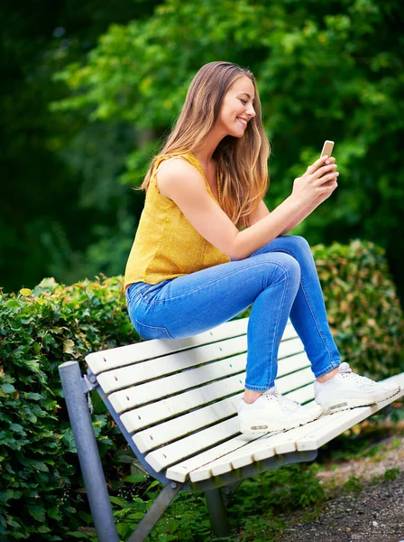 Technologie Houdt Haar Hoogte Een Jonge Vrouw Ontspannen Het Park — Stockfoto