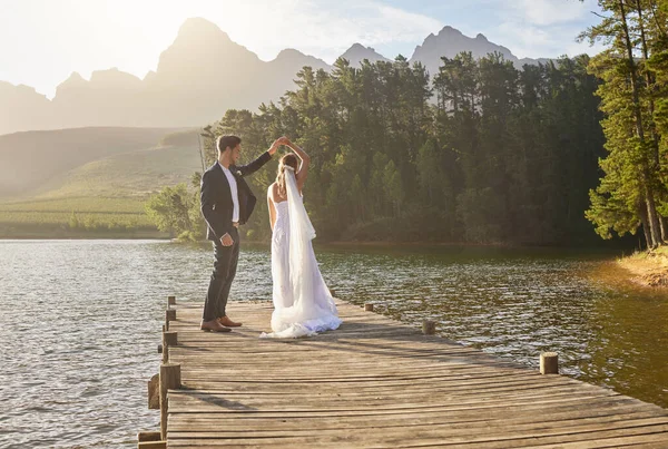 Casado Bailando Una Pareja Muelle Sobre Lago Naturaleza Con Bosque — Foto de Stock