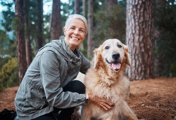 老年妇女 肖像画和与狗一起在森林和健康中远足 带着爱心和爱心旅行和爱抚 远足和活力 成熟的女性在退休 黄金猎犬在户外 — 图库照片