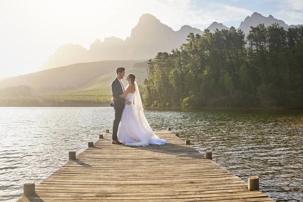 Casados Noiva Noivo Cais Sobre Lago Natureza Com Uma Floresta — Fotografia de Stock