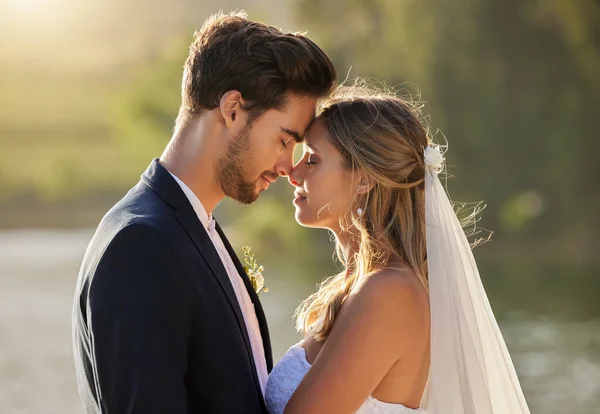 Pár Esküvő Homlok Tavanként Romantikus Nászúton Vagy Nyári Kiruccanás Együtt — Stock Fotó