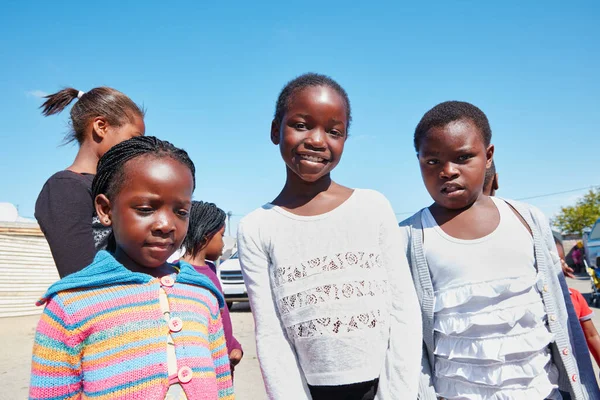 Nämä Lapset Tarvitsevat Apuasi Rajatut Muotokuva Ryhmä Lapsia Yhteisön Tiedotustilaisuudessa — kuvapankkivalokuva