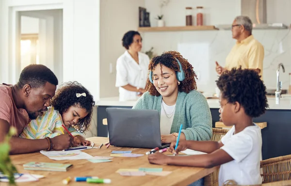 Rodzina Edukacja Praca Domu Dzieci Piszące Rysujące Rodzicami Pracującymi Laptopie — Zdjęcie stockowe