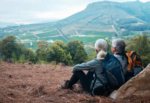 Pensionamento Escursioni Coppia Anziana Con Relax Con Vista Sulla Collina — Foto Stock