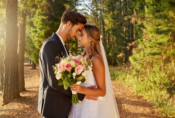Mariage Mariage Câlin Couple Dans Parc Forêt Nature Pour Célébration — Photo