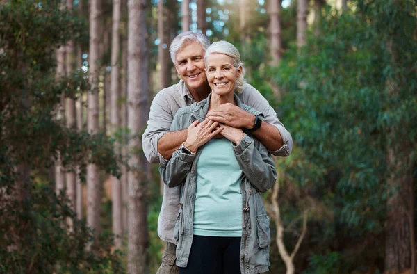 Δάσος Πορτρέτο Και Ηλικιωμένο Ζευγάρι Αγκαλιά Για Την Αγάπη Συνταξιοδότηση — Φωτογραφία Αρχείου