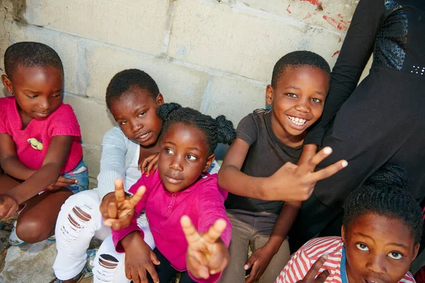 Huzur Sosyal Yardım Etkinliğindeki Bir Grup Çocuğun Kesilmiş Portresi — Stok fotoğraf