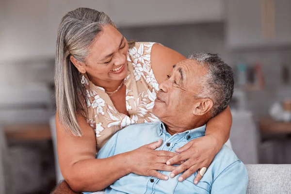 Uścisk Miłość Para Seniorów Uśmiechem Śmieszną Historię Podczas Pobytu Salonie — Zdjęcie stockowe