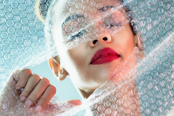 Piękno Folia Bąbelkowa Makijaż Przełomem Kobietą Pakiet Kreatywne Kosmetyki Plastik — Zdjęcie stockowe