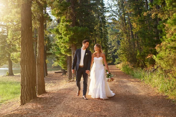 Casamento Feliz Casal Andando Parque Natureza Floresta Para Celebração União — Fotografia de Stock