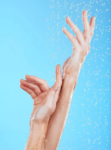 Närbild Kvinna Vattendroppar Och Tvätta Händerna Blå Bakgrund Studio Bakgrund — Stockfoto