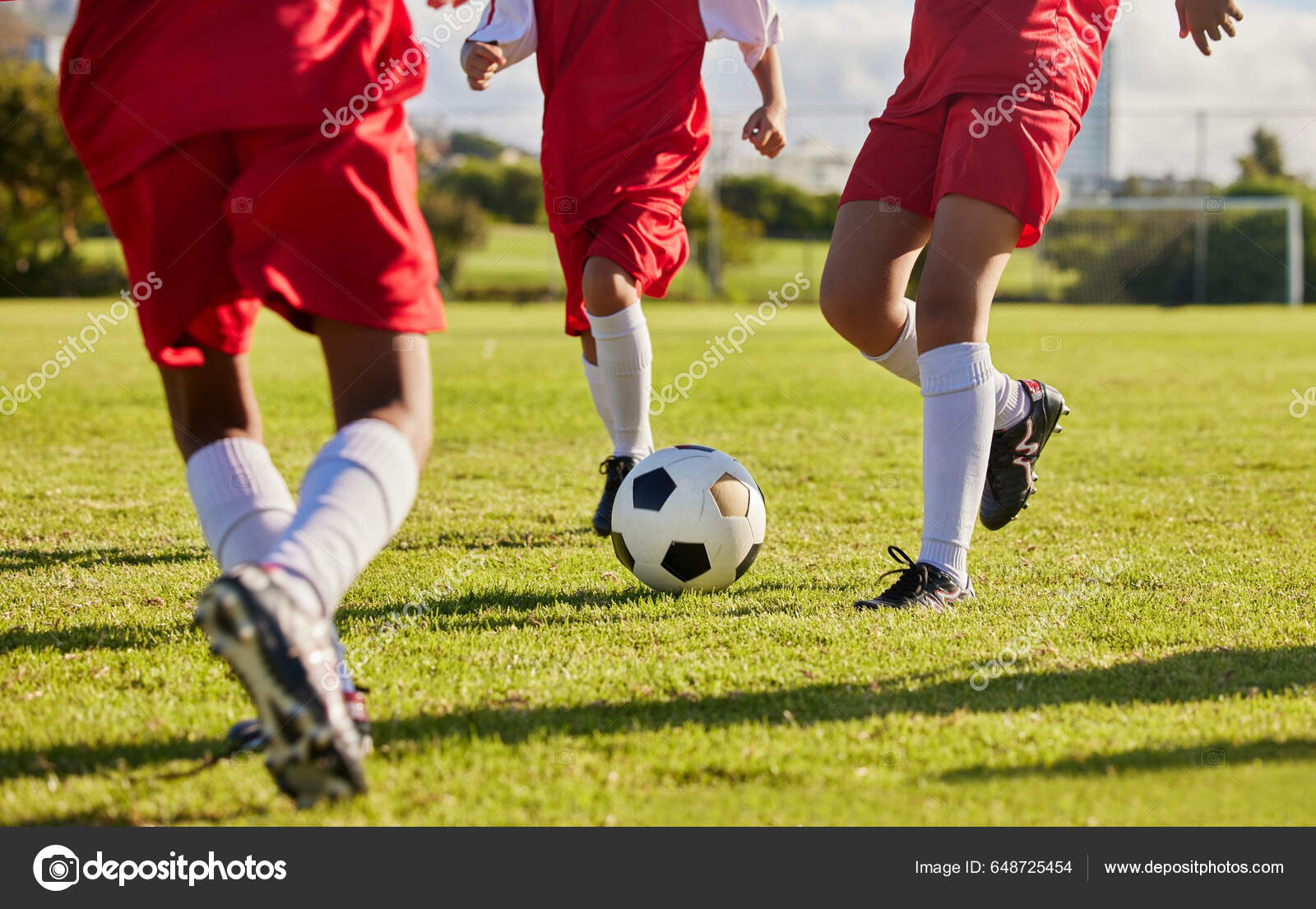 Futebol infantil meninos jogam esporte competitivo no parque
