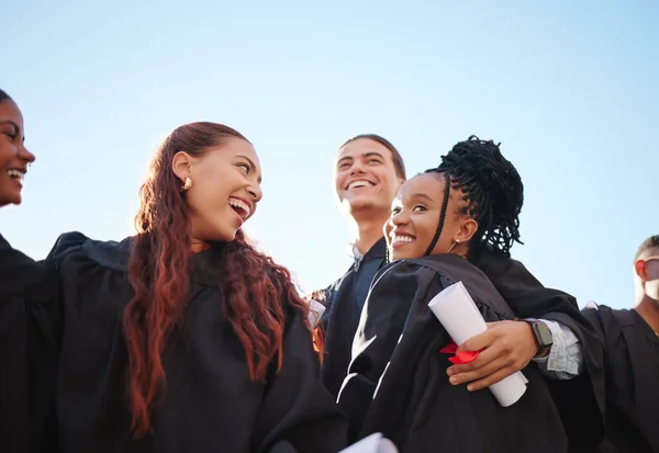 卒業式の屋外で幸せと大学の卒業生 友人や学生抱擁 教育の成功と幸せな大学グループの多様性奨学金の達成と誇り高い日について笑顔 — ストック写真