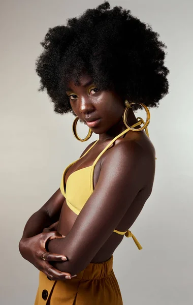 黄色のファッションと黒の女性 自信とスタイリッシュな流行 エッジの利いた態度 アフリカ系アメリカ人女性とともにアフロ グレーのスタジオの背景に対してリラックス 黒の女の子の魔法とクールであること — ストック写真