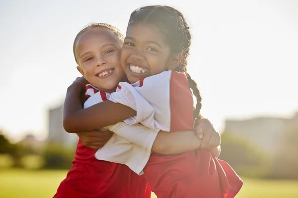Bambini Felici Abbracciati Con Sorriso Nel Gioco Dello Sport Allenamento — Foto Stock