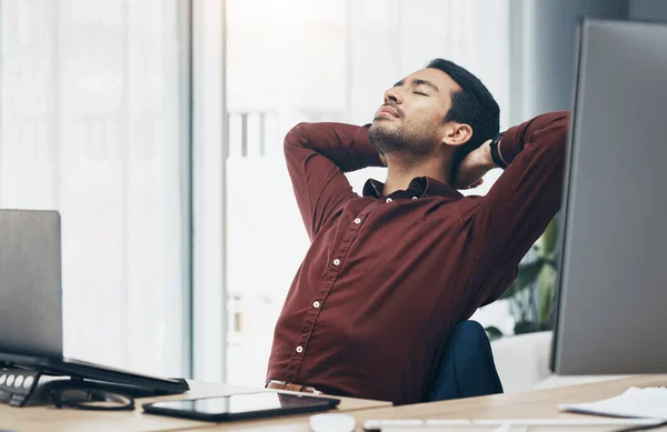 Corporate Asian Man Ruhe Und Dehnung Büro Für Stress Müde — Stockfoto