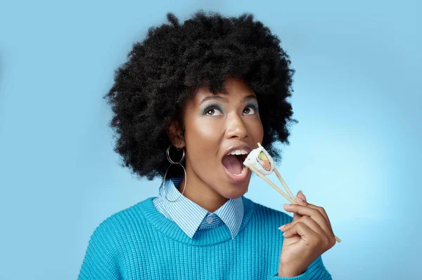 Sushi Frutos Mar Mulher Negra Com Sorriso Para Frutos Mar — Fotografia de Stock