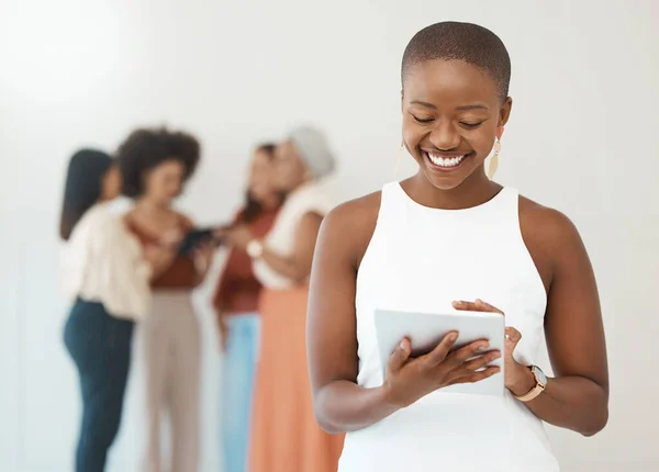 Siyahi Kadın Tablet Tebessümü Iletişim Internet Bağlantısı Için Sosyal Medya — Stok fotoğraf