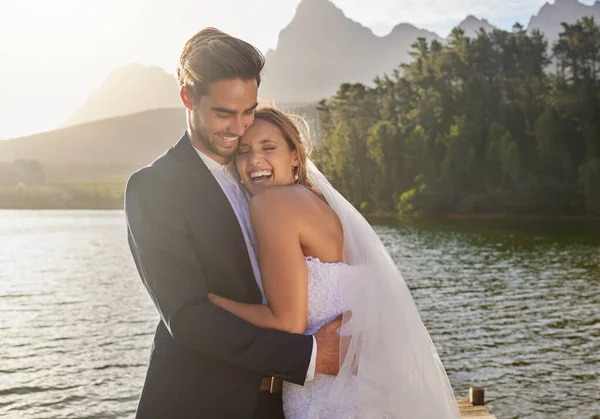 Feliz Abraço Par Casamento Lago Com Amor Uma Cerimônia Celebração — Fotografia de Stock
