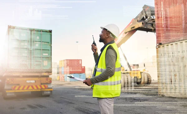 産業流通のための株式安全検査についてのウォーキートーキーとの通信での配達 マネージャー アフリカの貨物倉庫でサプライチェーンの労働者と話す黒人 — ストック写真