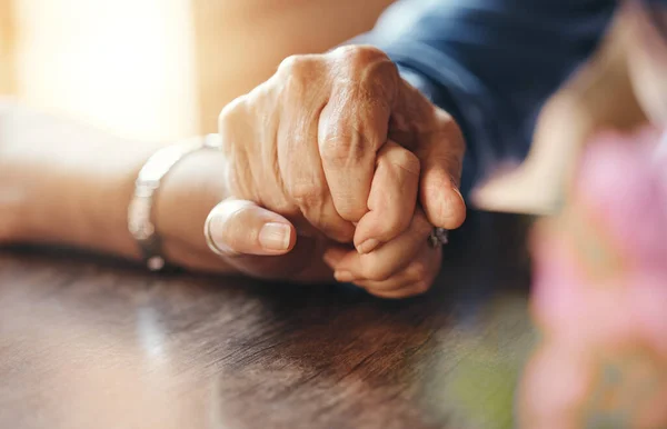 Starsza Para Trzymająca Się Ręce Miłość Wsparcie Dla Zaufania Emerytury — Zdjęcie stockowe