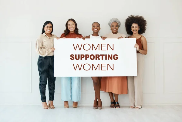 幸せな女性 多様性と看板 モックアップやボード上の広告のためのポスターの肖像画をサポートしています 強力な起業家女性グループやパワーとエンパワーメントのためのバナー 紙や空白の記号を持つチーム — ストック写真