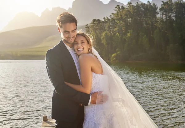 Feliz Abraço Lago Com Casal Depois Casamento Para Uma Cerimônia — Fotografia de Stock