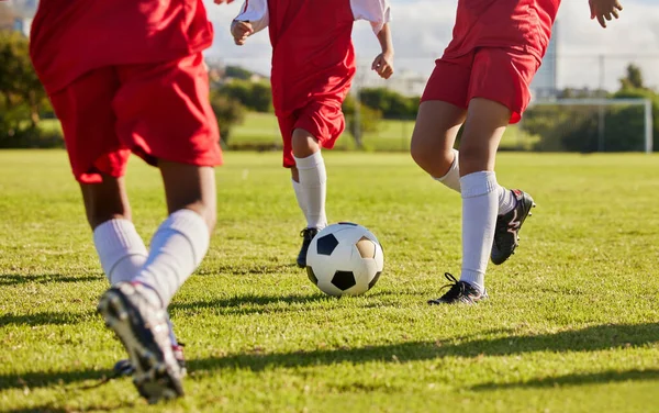 儿童组 足球或腿与足球在运动 健身游戏或在自然公园草坪 高中体育场或田里的运动 在健康或女童健康方面精力充沛的足球或体育培训 — 图库照片
