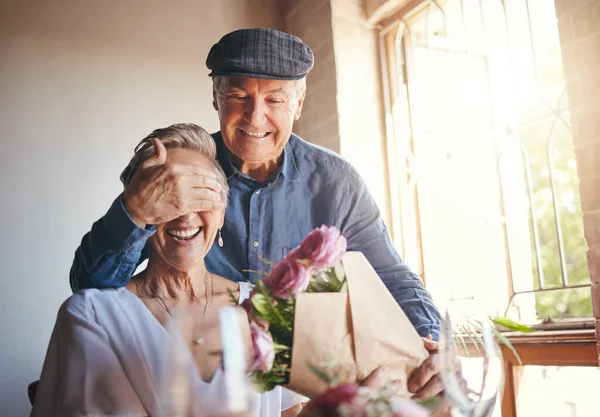 Cinta Bunga Dan Hadiah Kejutan Dengan Pasangan Tua Dalam Perayaan — Stok Foto