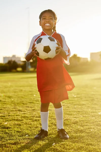 在运动场上的足球 肖像画和女足球运动员 准备在室外进行球赛或训练比赛 圣保罗的孩子们兴奋地期待着在草坪上锻炼 — 图库照片