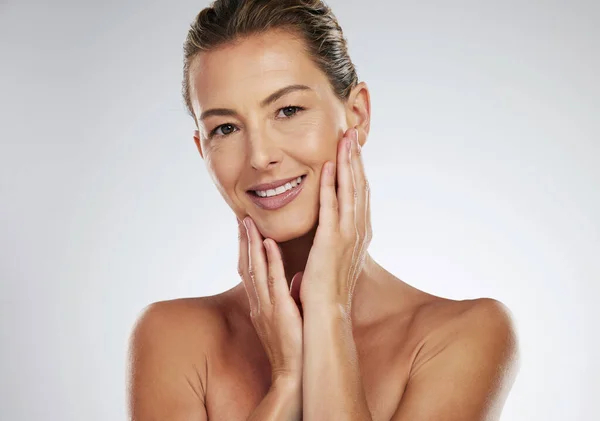 Gezicht Wellness Huidverzorging Volwassen Vrouw Met Een Glimlach Voor Dermatologie — Stockfoto