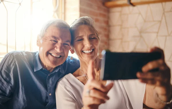 Yaşlı Bir Çift Telefon Selfie Tebessümü Restoranda Birlikte Kaliteli Zaman — Stok fotoğraf