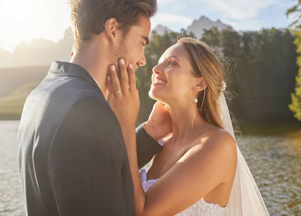 Bröllop Par Och Sjövatten Med Brudkänsla Kärlek Omsorg Och Stöd — Stockfoto