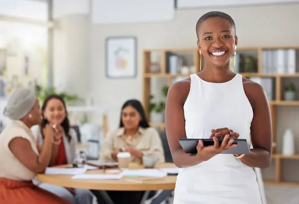 Black Woman Portrait Business Tablet Leadership Technology Presentation Speaker Team — Stock Photo, Image