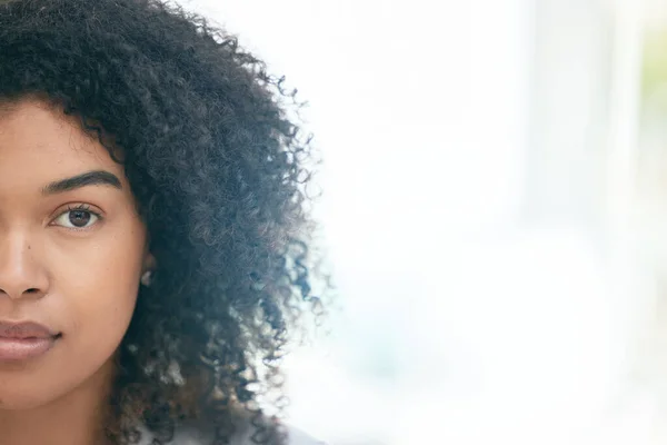 Mitad Retrato Mujer Negra Seria Con Maqueta Oficina Ambiciosa Empoderada — Foto de Stock