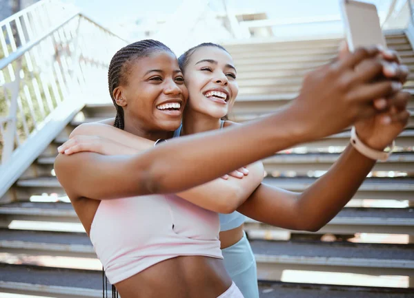Exercice Amis Selfie Sur Téléphone Avec Des Femmes Heureuses Détendues — Photo