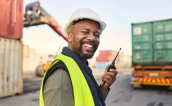 Logística Comunicação Homem Negro Falando Sobre Walkie Talkie Enquanto Trabalhava — Fotografia de Stock